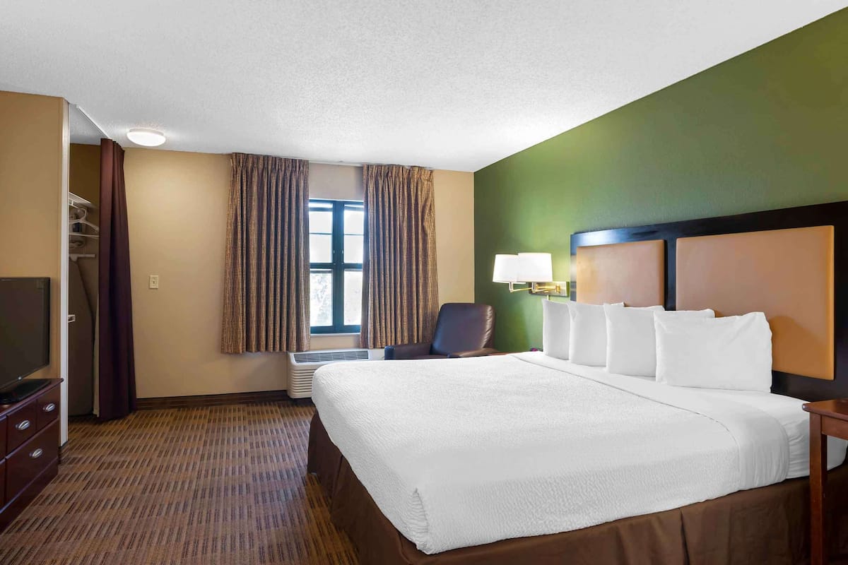 Colchones con pillow-top, escritorio y cortinas blackout