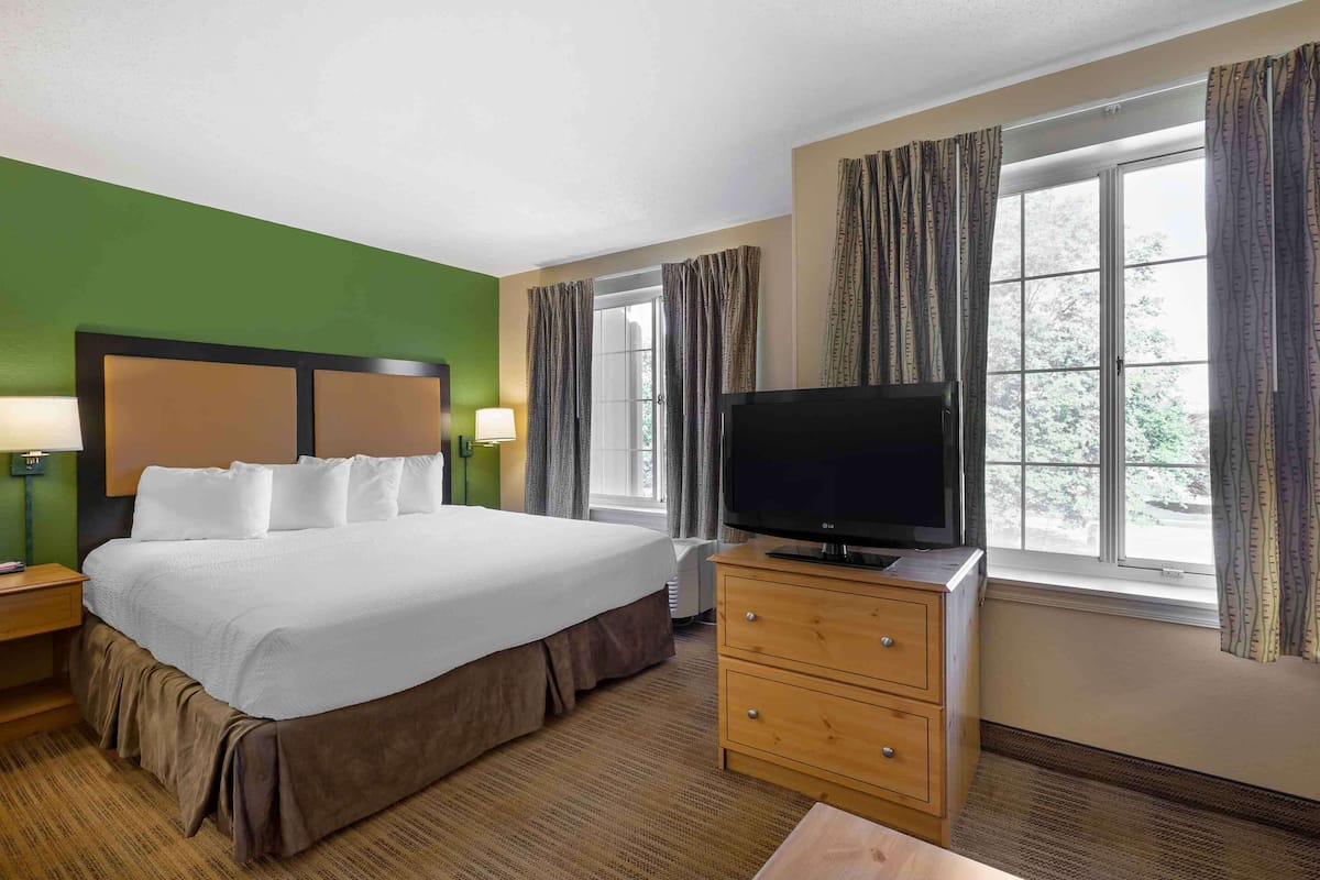 Deluxe-Studio, 1 King-Bett und Schlafsofa, Nichtraucher | Pillowtop-Betten, Schreibtisch, Verdunkelungsvorhänge