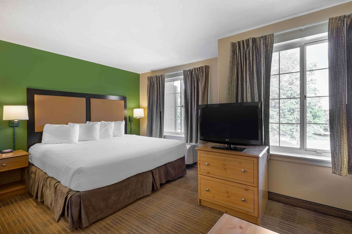 Colchones con pillow-top, escritorio y cortinas blackout