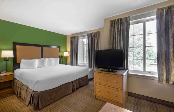 Studio Deluxe, 1 très grand lit et 1 canapé-lit, non-fumeur | Lit avec matelas à plateau-coussin, bureau, rideaux d’obscurcissement