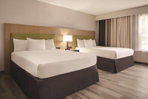 Ropa de cama hipoalergénica, camas con pillow-top y escritorio 