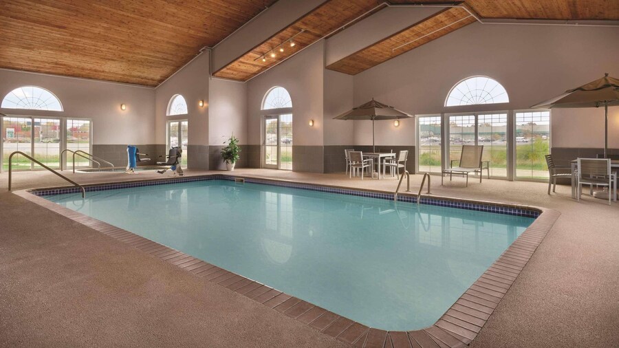 Country Inn & Suites by Radisson, Waterloo, IA