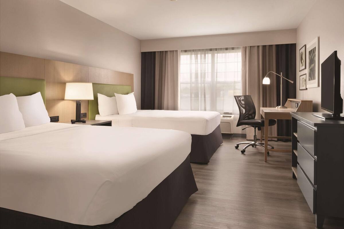 Hypo-allergenic bedding available, pillowtop beds, desk