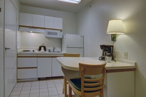 Réfrigérateur, micro-ondes, cafetière/bouilloire