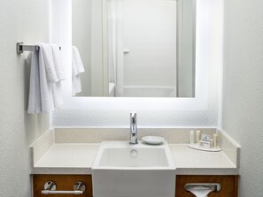 Combined shower/tub, free toiletries, hair dryer, towels - SpringHill Suites Dallas Arlington North (Arlington)