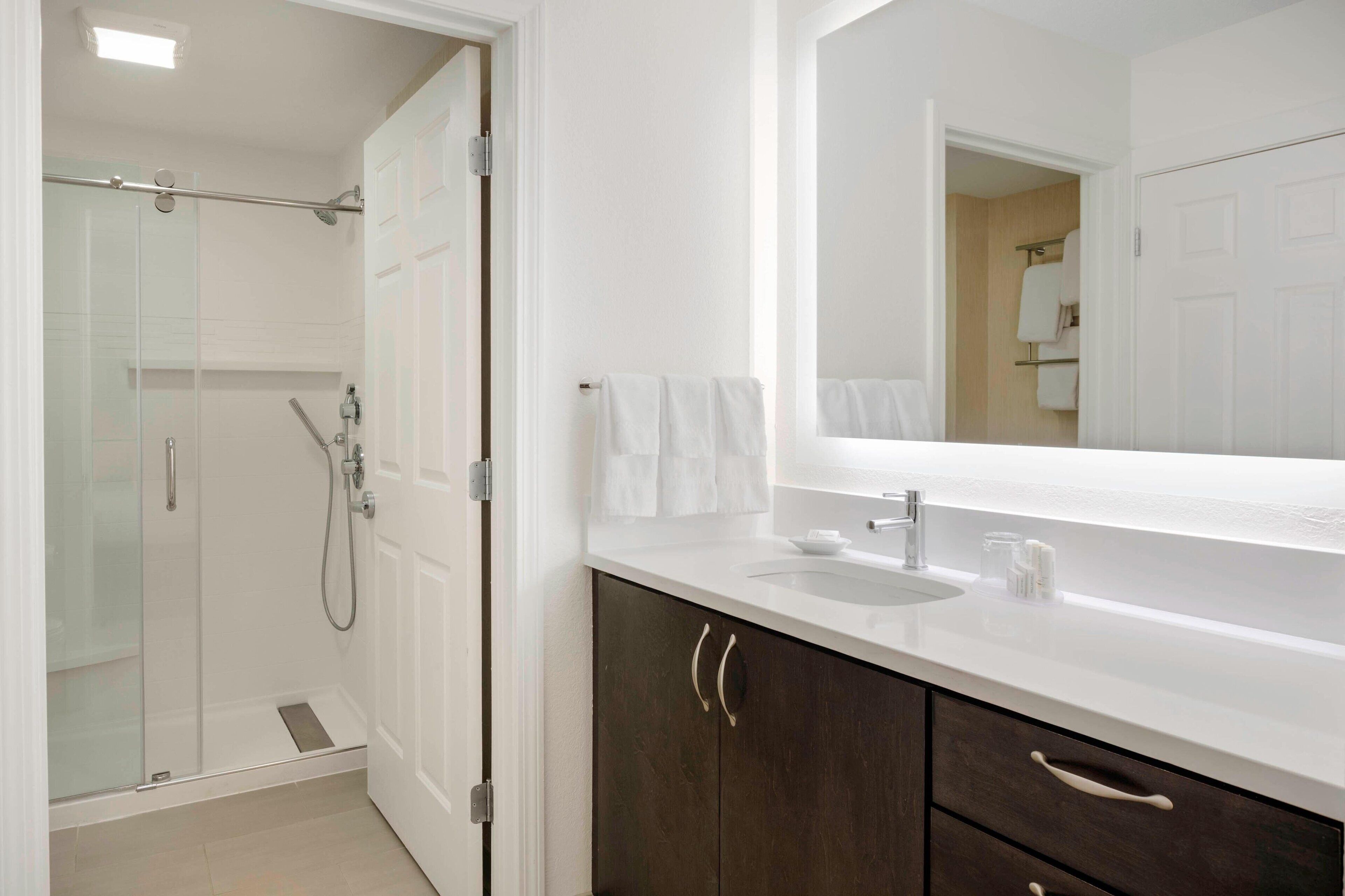 combined shower/bathtub, hair dryer, towels