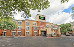 A hotel with a sign reading "extended stay america" and a lobby entrance.