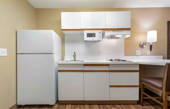 Estudio | Cocina privada | Refrigerador con congelador, microondas y parrilla de estufa 