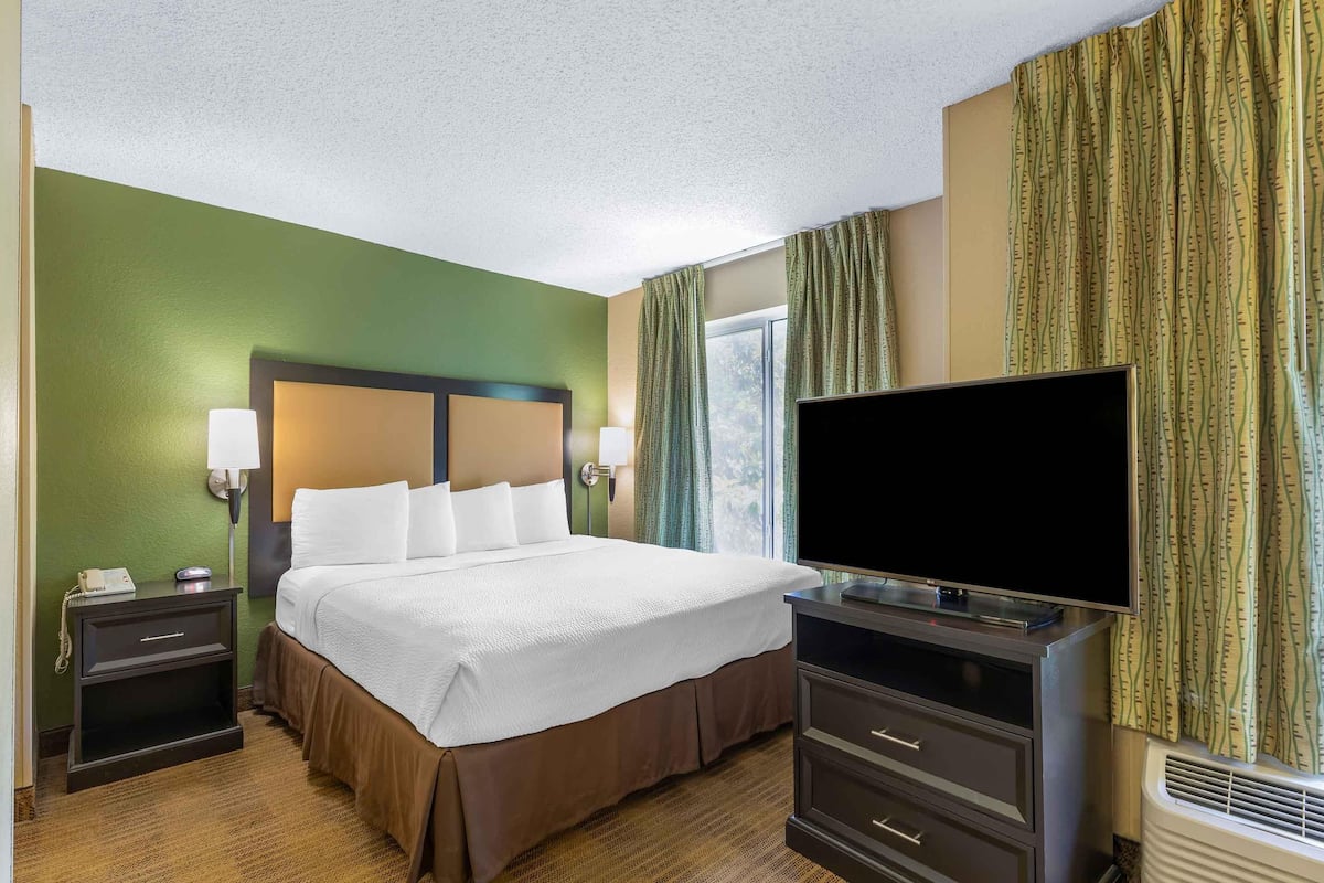 Deluxe Studio | Blackout drapes, iron/ironing board, free WiFi, bed sheets