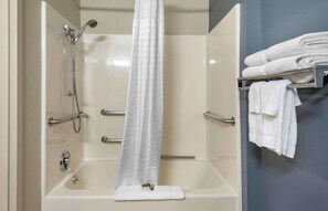 Estúdio, 1 cama Queen, acessível, para não fumantes | Banheiro | Chuveiro/banheira combinados, produtos de toalete grátis