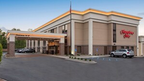 Een Hampton Inn met een duidelijke entree, een parkeerplaats en een parkeerplaats voor mindervaliden.