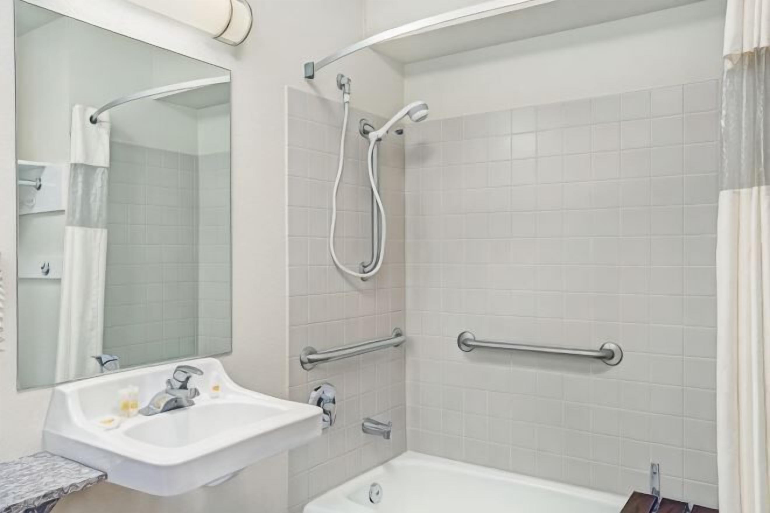 Een bad/douchecombinatie, gratis toiletartikelen, een haardroger