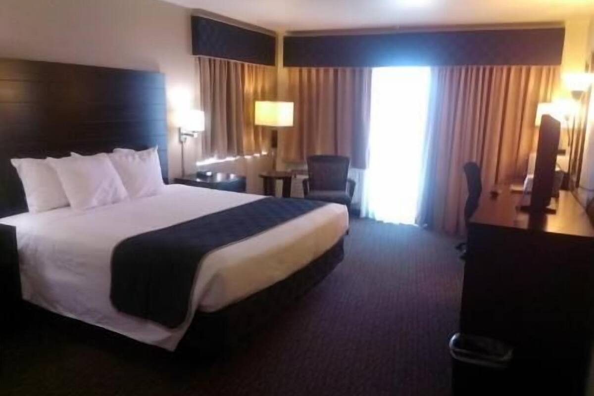 Desk, iron/ironing board, free cots/infant beds, rollaway beds