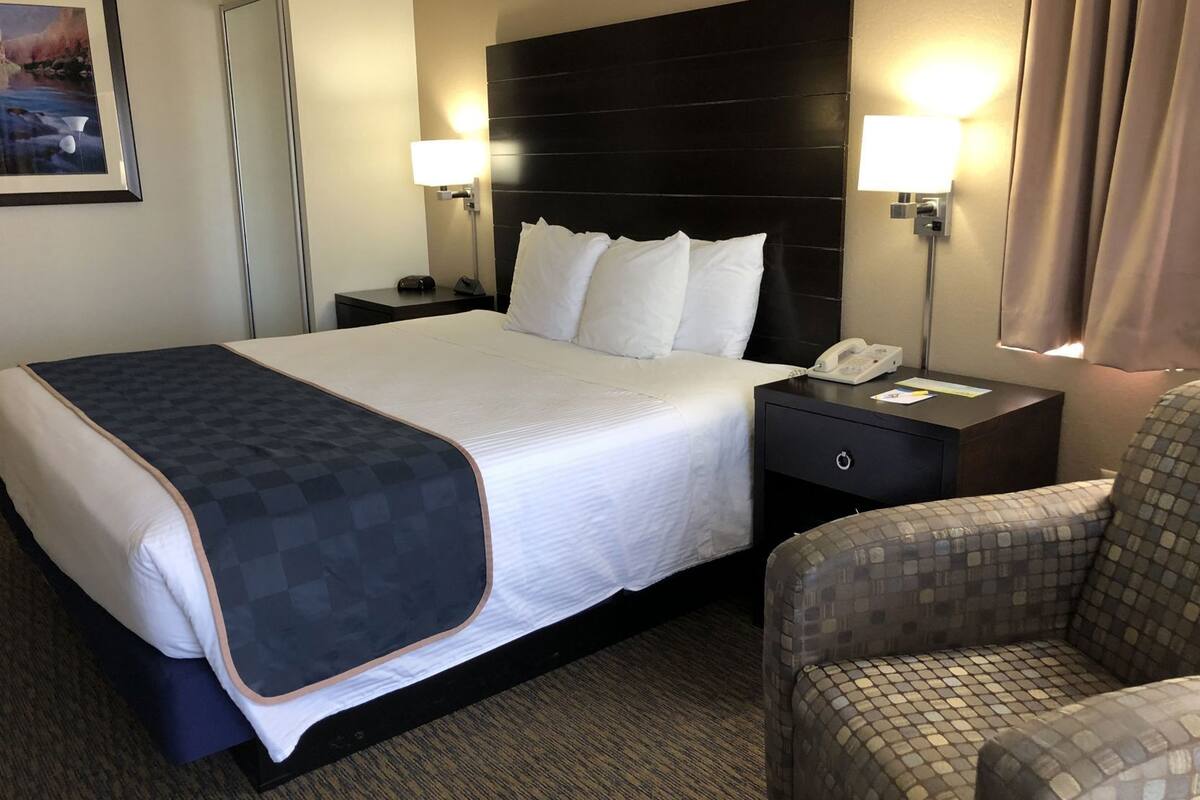 Desk, iron/ironing board, free cots/infant beds, rollaway beds