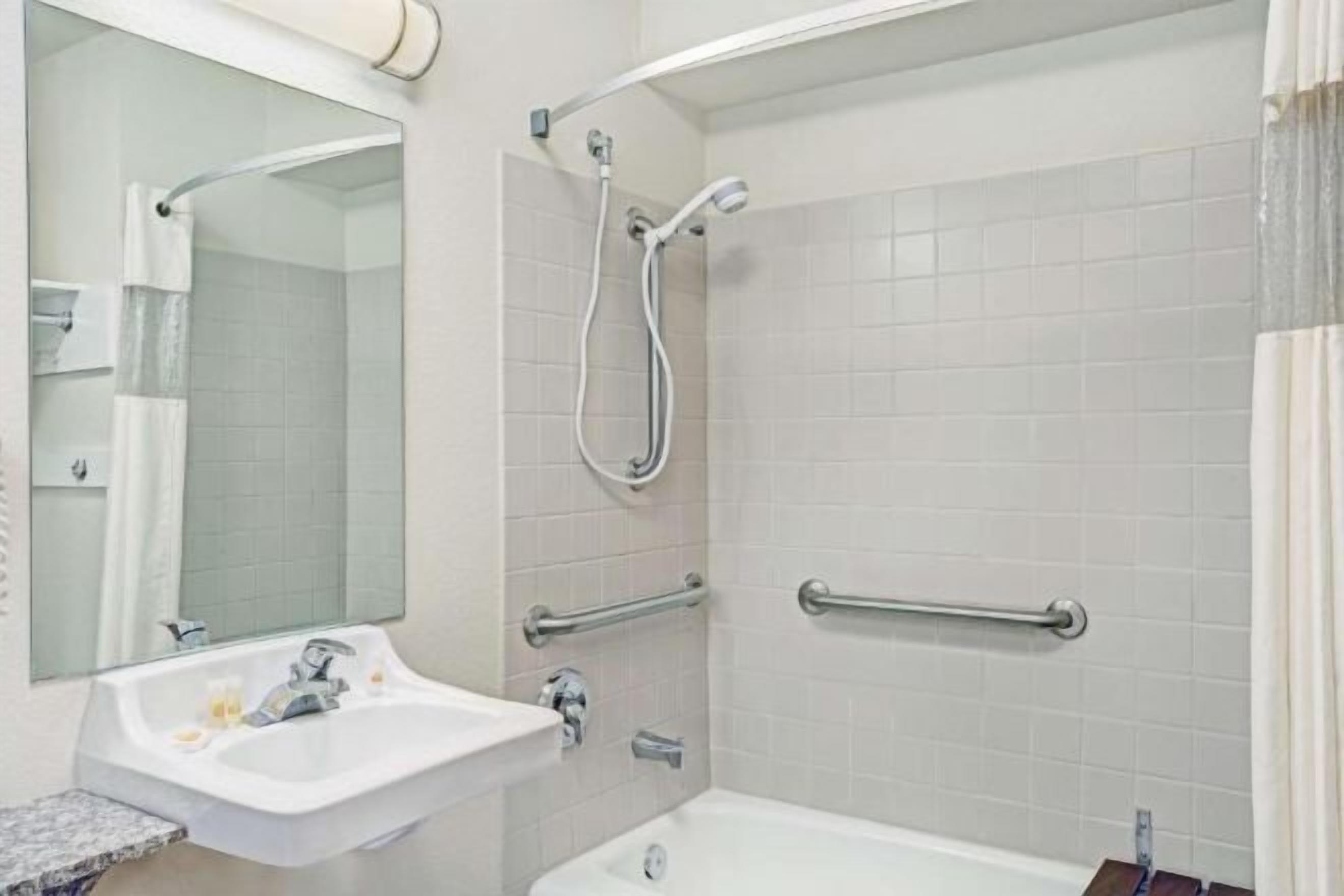 Combined shower/tub, free toiletries, hair dryer, towels