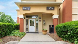 A building entrance with a sign reading "Lobby 939". - Extended Stay America Select Suites Baltimore BWI Airport (Linthicum Heights)