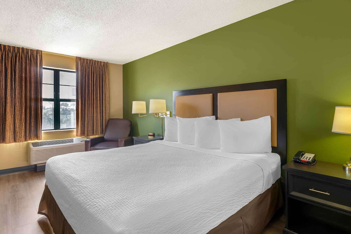 Studio, 1 King Bed, Non Smoking | Desk, laptop workspace, WiFi (free), bed sheets