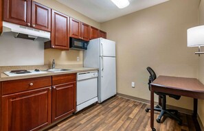 Frigorífico grande, microondas, placa de cocina y cafetera o tetera