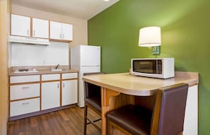 Studio, 2 Double Beds, Non Smoking | Private kitchen | Full-sized fridge, microwave, stovetop, coffee/tea maker - Extended Stay America Select Suites Baltimore BWI Airport (Linthicum Heights)