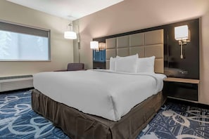 Hypo-allergenic bedding, in-room safe, desk, blackout curtains