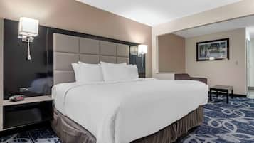 Suite, 1 King Bed with Sofa bed, Non Smoking | Hypo-allergenic bedding, in-room safe, desk, blackout drapes