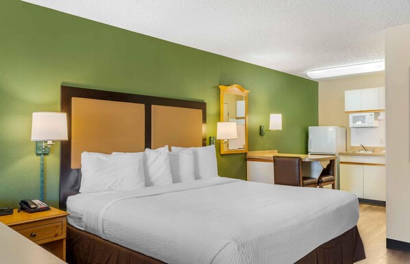 Deluxe Studio, 1 King Bed with Sofa bed, Non Smoking