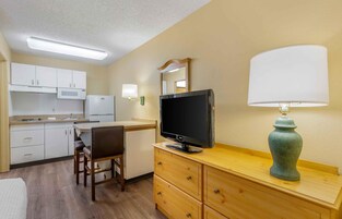 Escritorio, tabla de planchar con plancha, wifi gratis y ropa de cama