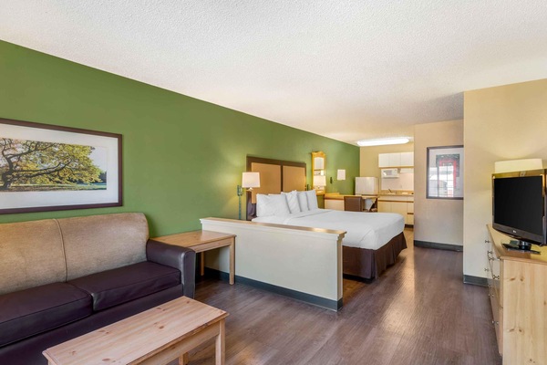 Deluxe Studio, 1 King Bed with Sofa bed, Non Smoking | Desk, iron/ironing board, WiFi (free), bed sheets