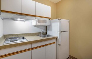 Estúdio, 1 cama Queen, acessível, para não fumantes | Cozinha privada | Geladeira grande, micro-ondas, cooktop, cafeteira/chaleira