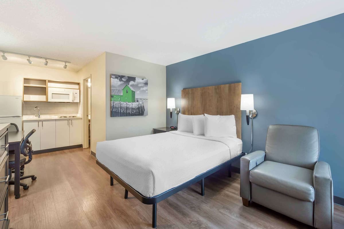 Studio, 1 Queen Bed, Non Smoking | Desk, iron/ironing board, free WiFi