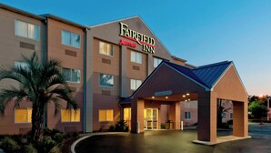 A Fairfield Inn & Suites hotel with a clear entrance and a covered waiting area.