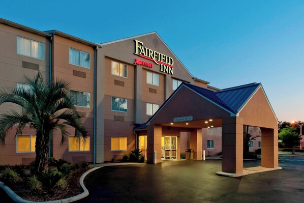 Un hotel Fairfield Inn & Suites con entrada despejada y zona de espera cubierta.