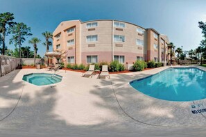 Una piscina al aire libre (de 07:00 a 22:00), sombrillas, tumbonas