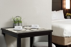 객실 내 식사 공간