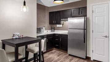 Suite, 1 Bedroom | Premium bedding, desk, iron/ironing board, free cots/infant beds