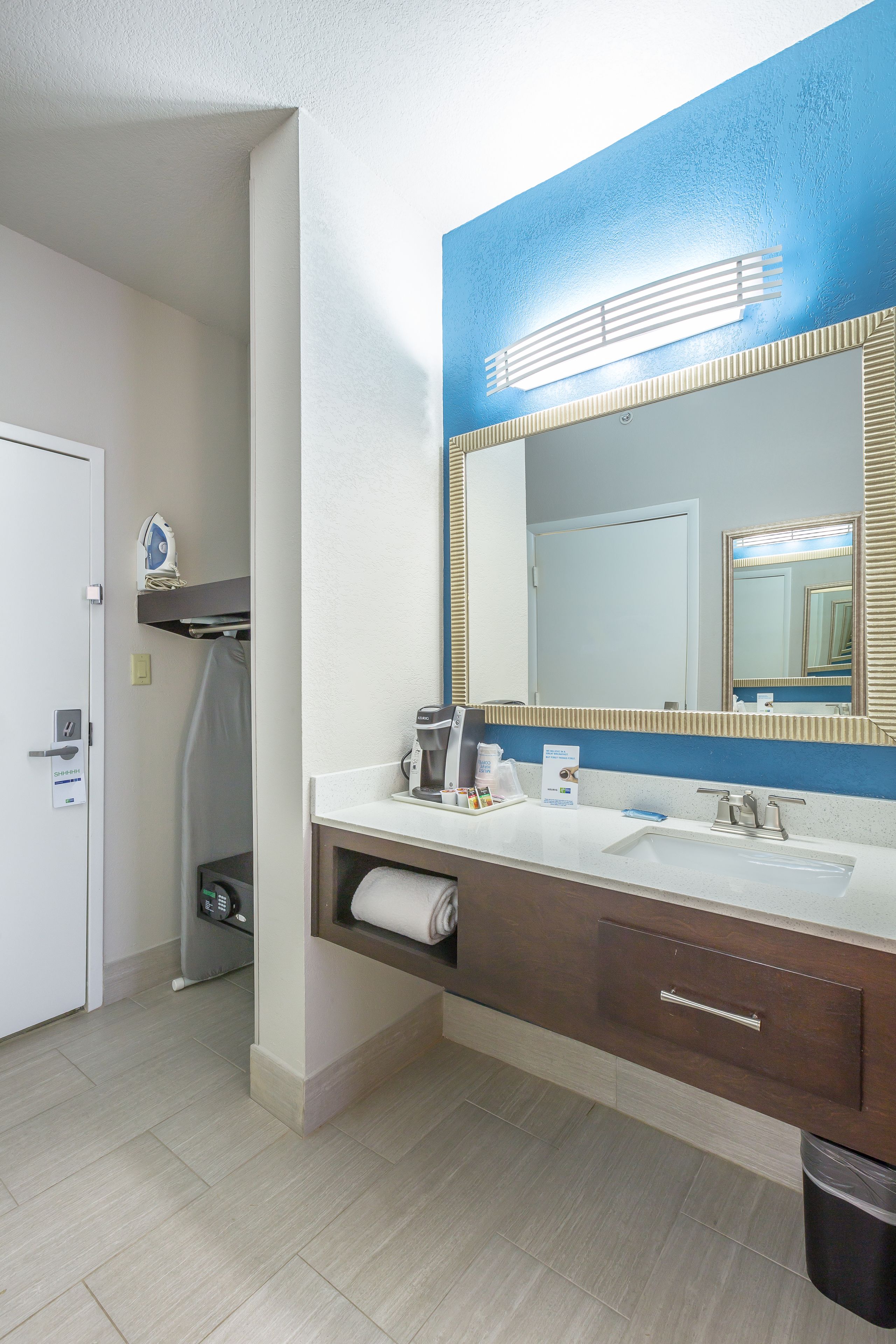 combined shower/bathtub, free toiletries, hair dryer, towels