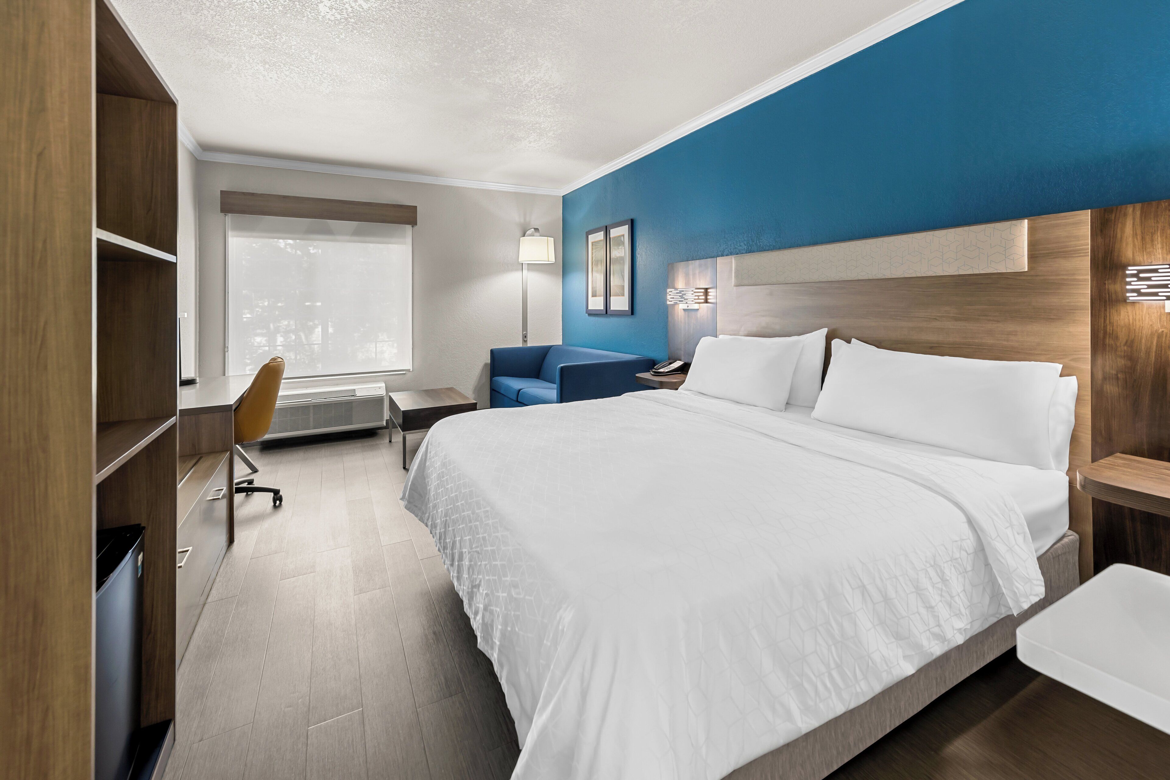 standard room, 1 king bed with sofa bed | 1 bedroom, down duvets, pillow-top beds, in-room safe