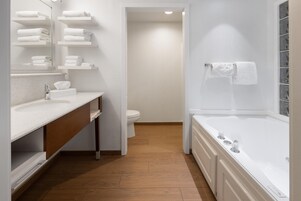 Bañera con ducha, artículos de tocador gratuitos, secador de pelo, batas
