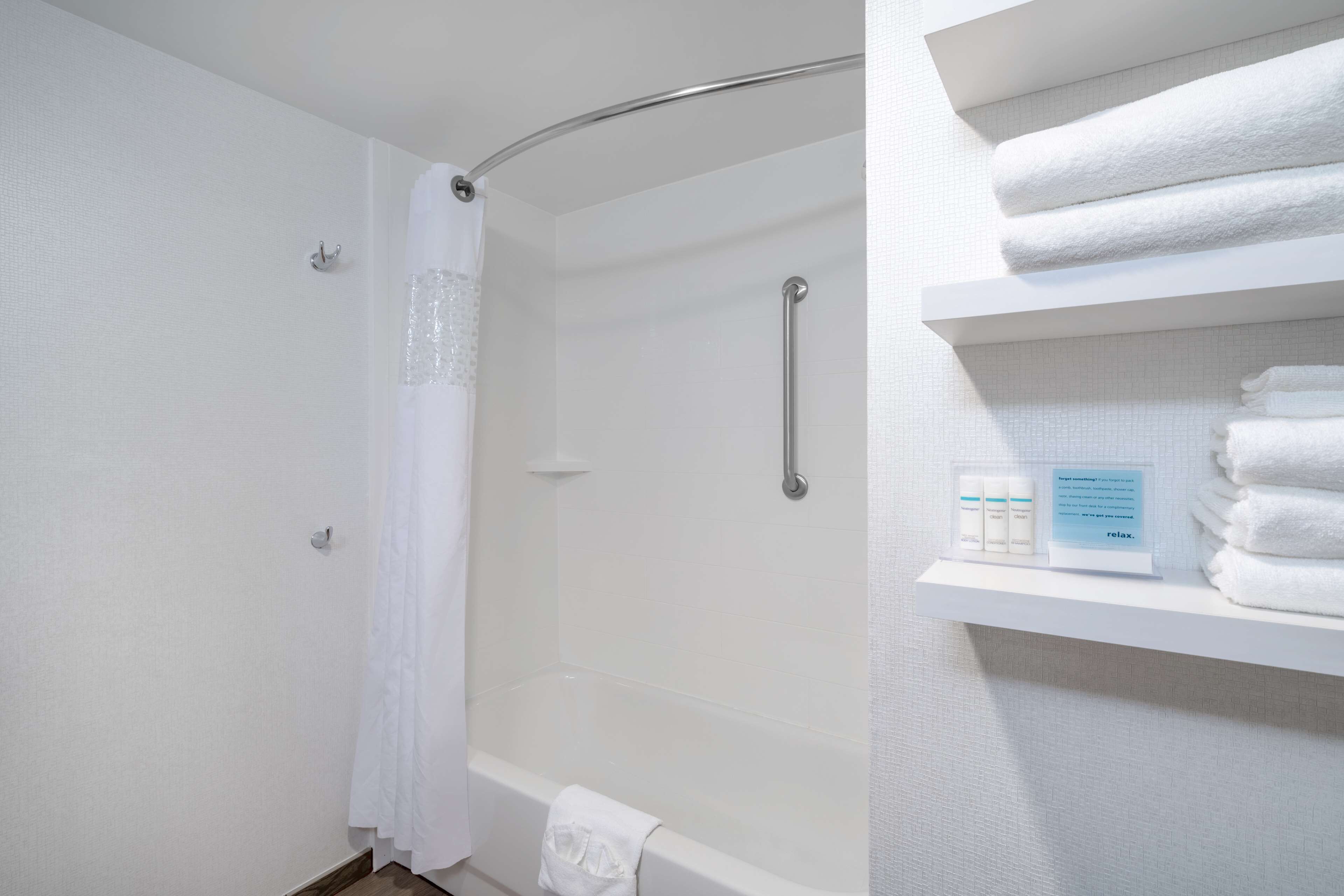 one queen bed, non-smoking, accessible | bathroom | combined shower/bathtub, free toiletries, hair dryer, bathrobes