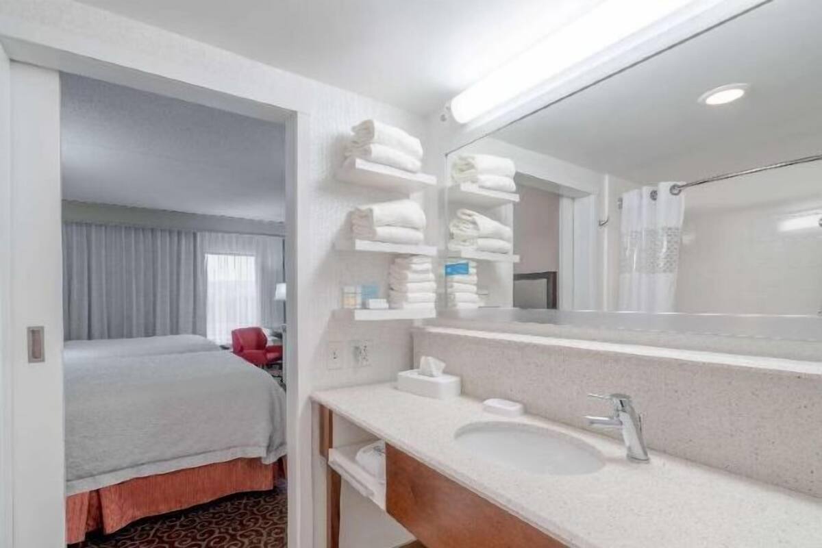 Bathroom | Combined shower/tub, free toiletries, hair dryer, bathrobes