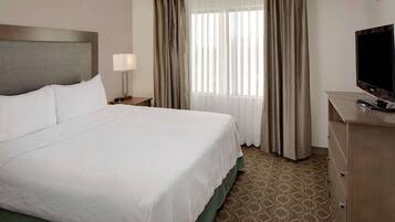 1 dormitorio, caja fuerte, escritorio y tabla de planchar con plancha