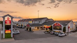 Un hôtel comprenant plusieurs bâtiments, un parking et un panneau indiquant « Best Western Plus ».