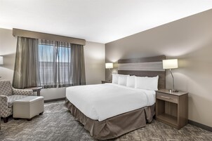 Espacio para trabajar con laptop y tabla de planchar con plancha 