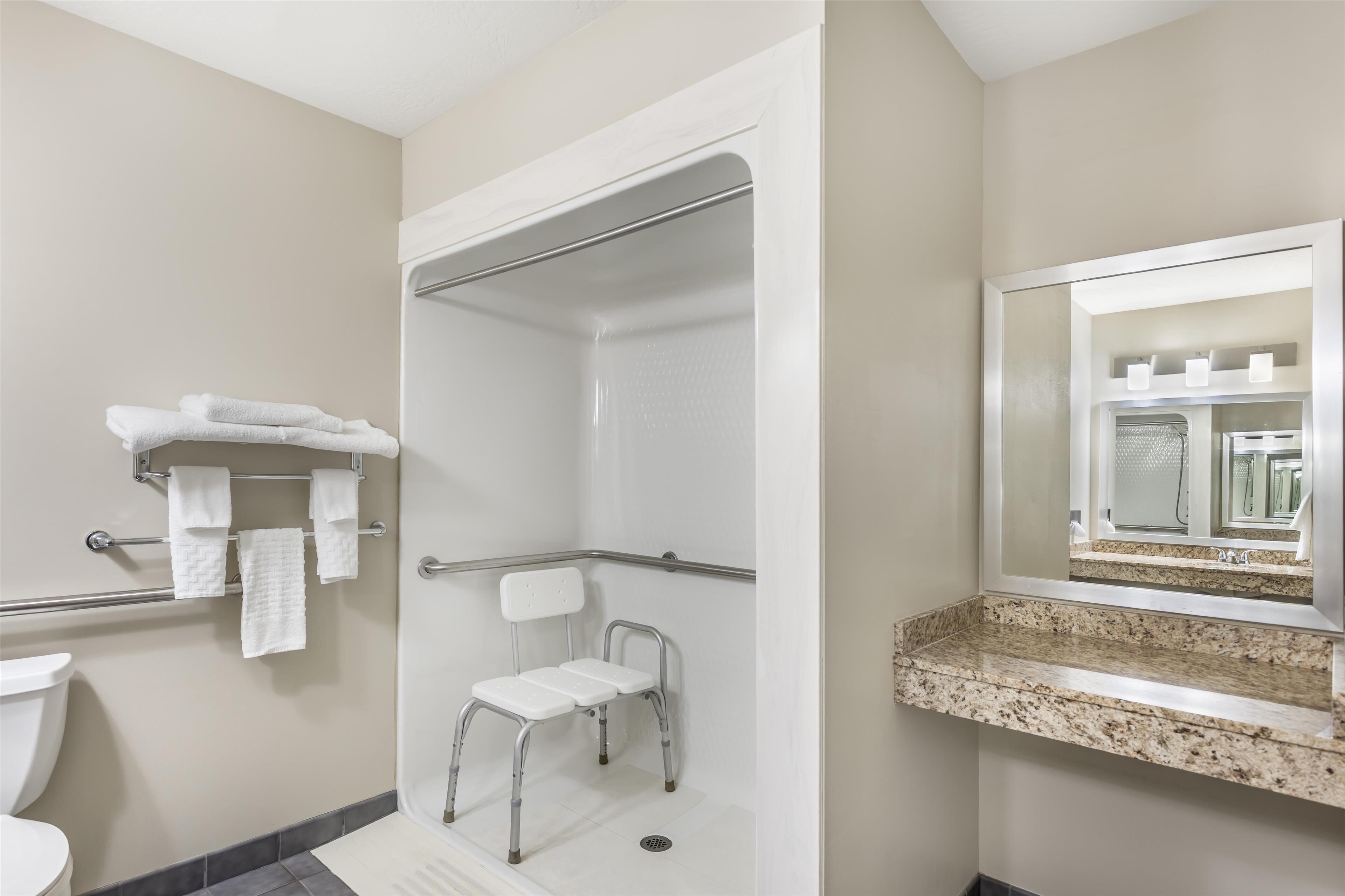 combined shower/bathtub, deep-soaking bathtub, free toiletries