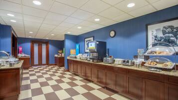 Café da manhã para viagem grátis todos os dias