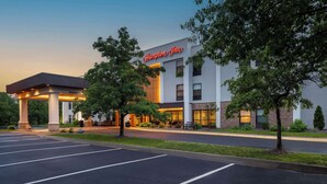 Ein Hampton Inn Hotel mit freiem Zugang, Parkplatz und gepflegter Außenanlage.