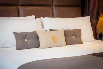 Premium bedding, pillowtop beds, in-room safe, desk at Fitzpatrick Grand Central