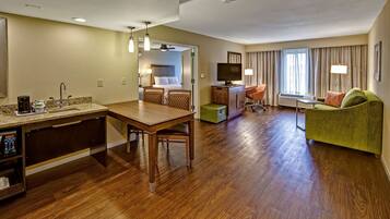 Suite, con acceso para personas discapacitadas, para no fumadores | Área de sala de estar | Televisión LED de 40 pulgadas con canales por cable y televisión