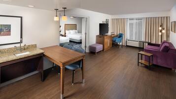 Suite, Accessible, Non Smoking | Living area