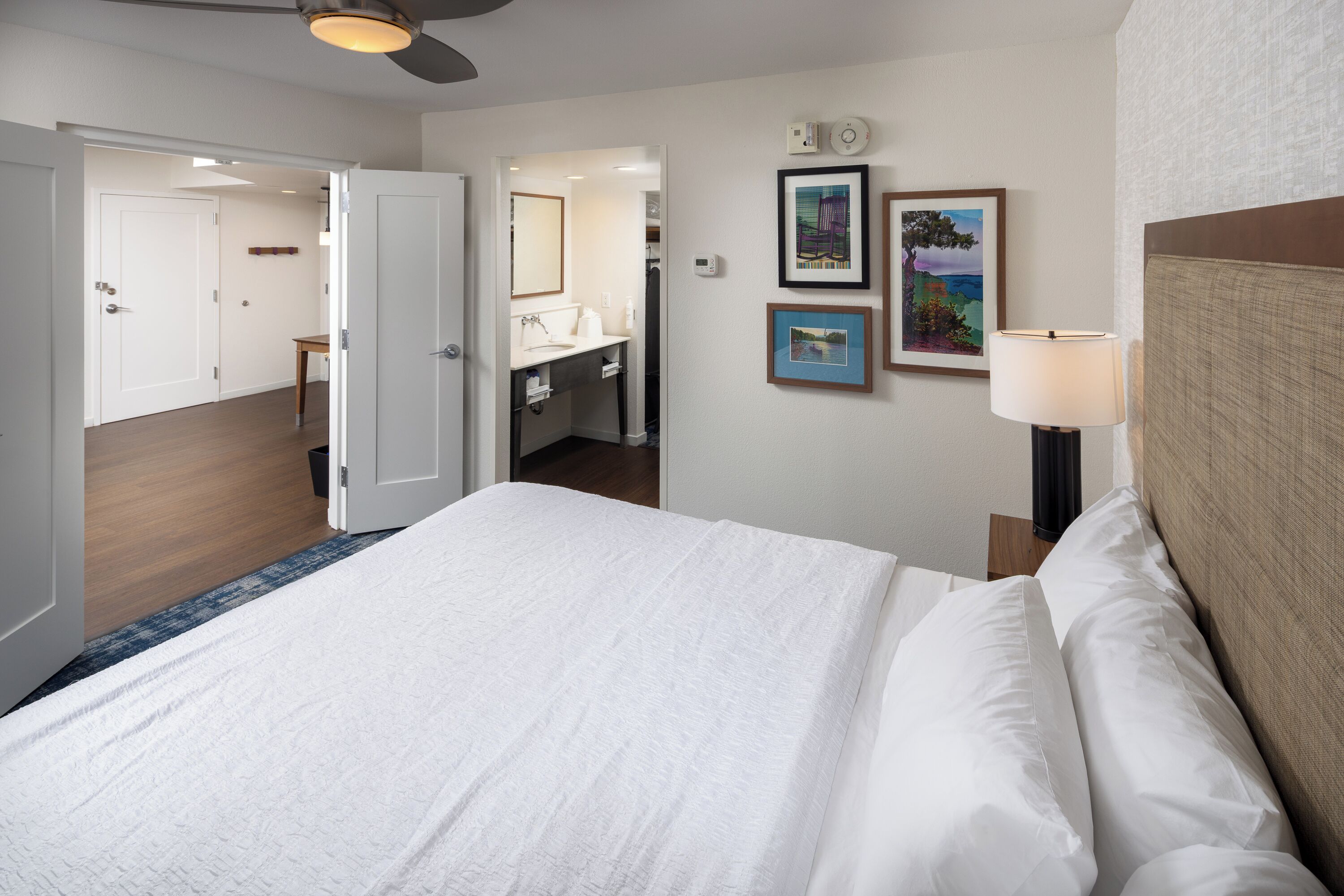 Coffre-fort, rideaux d’obscurcissement, fer et planche à repasser